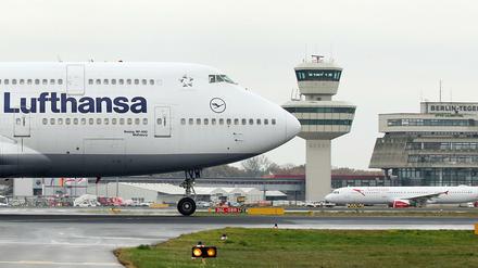 Eine Boeing 747-400 der Lufthansa auf dem Flughafen Berlin-Tegel. 