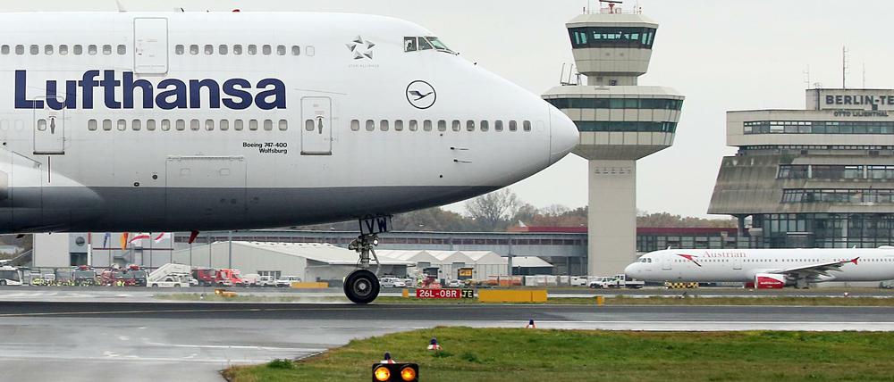 Eine Boeing 747-400 der Lufthansa auf dem Flughafen Berlin-Tegel. 