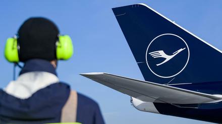 Eine Boeing 747-8 der Lufthansa mit dem neuen Kranich-Logo der Fluggesellschaft.
