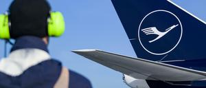 Eine Boeing 747-8 der Lufthansa mit dem neuen Kranich-Logo der Fluggesellschaft.