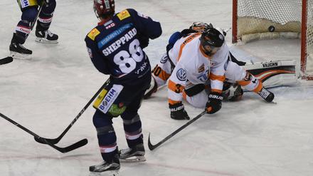 Und wieder scheppert es. Sheppard trifft zum 7:1.
