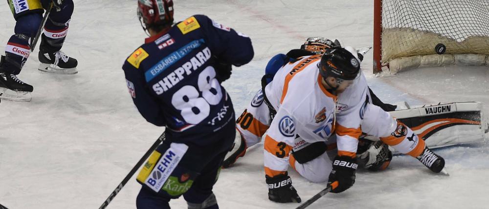 Und wieder scheppert es. Sheppard trifft zum 7:1.