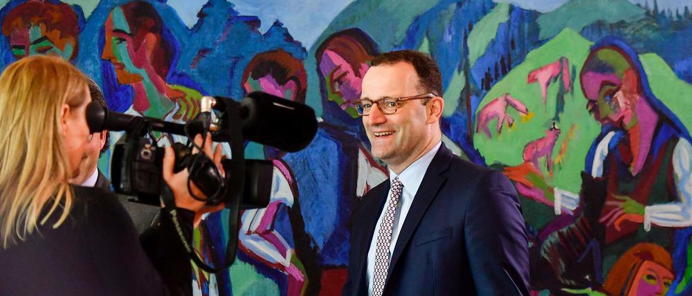 Treibt es zum Anfang ziemlich bunt: Jens Spahn auf dem Weg zur Kabinettssitzung am 21.3.2018.