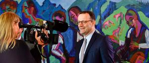 Treibt es zum Anfang ziemlich bunt: Jens Spahn auf dem Weg zur Kabinettssitzung am 21.3.2018.