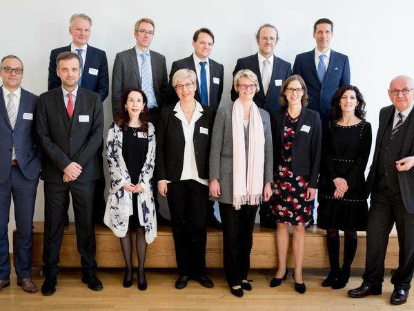 Anja Karliczek im Gruppenbild mit den Leibniz-Preisträgern.