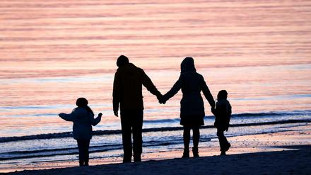 Eine Familie am vergangenen Wochenende im Licht der untergehenden Sonne an der Ostsee auf der Insel Hiddensee. 