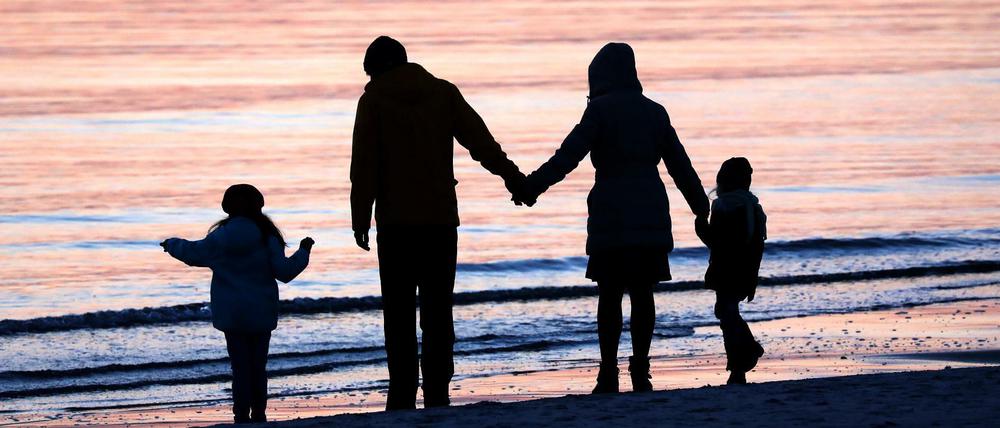 Eine Familie am vergangenen Wochenende im Licht der untergehenden Sonne an der Ostsee auf der Insel Hiddensee. 