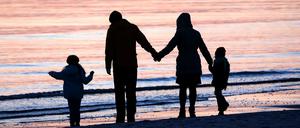 Eine Familie am vergangenen Wochenende im Licht der untergehenden Sonne an der Ostsee auf der Insel Hiddensee. 