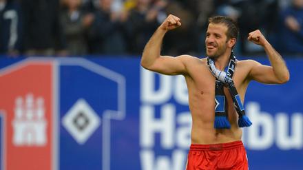 Hamburgs Rafael van der Vaart jubelt nach Spielende den Fans zu.