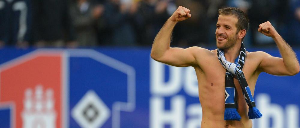 Hamburgs Rafael van der Vaart jubelt nach Spielende den Fans zu.
