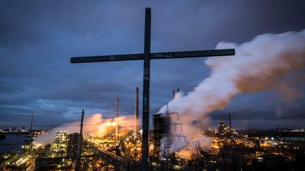 Gefährdet bis zum Gipfelkreuz. Stahlarbeiter wie hier in Duisburg, Bochum oder Eisenhüttenstadt sind abhängiger von Donald Trump als vom eigenen Chef. 