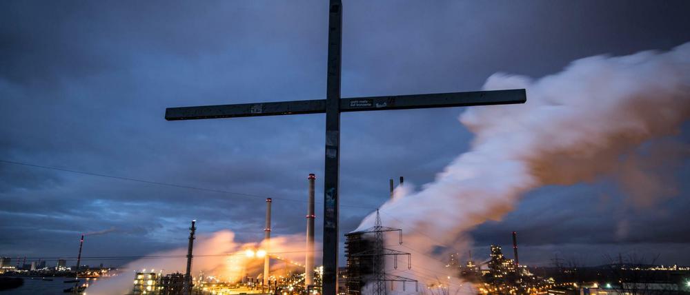Gefährdet bis zum Gipfelkreuz. Stahlarbeiter wie hier in Duisburg, Bochum oder Eisenhüttenstadt sind abhängiger von Donald Trump als vom eigenen Chef. 