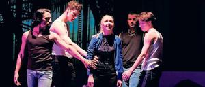 Umzingelt. Journalistin Kata (Anastasia Troska) wird bedroht.