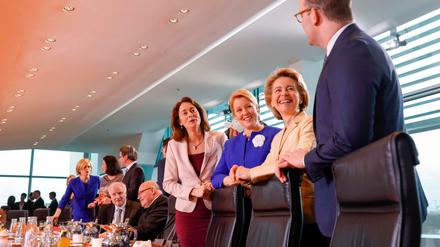 Arbeitsbeginn. Einige der neuen Minister (ganz rechts Jens Spahn,CDU, links am Tisch Horst Seehofer, CSU) haben den Wahlkampmodus noch nicht hinter sich lassen können. 