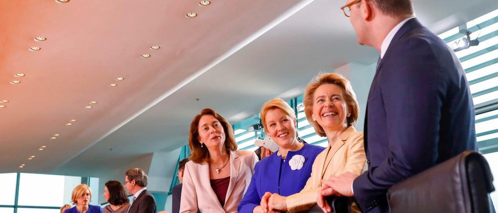 Arbeitsbeginn. Einige der neuen Minister (ganz rechts Jens Spahn,CDU, links am Tisch Horst Seehofer, CSU) haben den Wahlkampmodus noch nicht hinter sich lassen können. 