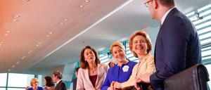Arbeitsbeginn. Einige der neuen Minister (ganz rechts Jens Spahn,CDU, links am Tisch Horst Seehofer, CSU) haben den Wahlkampmodus noch nicht hinter sich lassen können. 