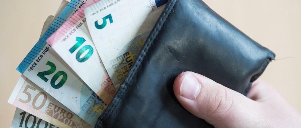 Hartz IV-Empfänger müssen scharf rechnen. Wäre ein solidarisches Grundeinkommen eine Alternative? Und könnte das finanziert werden?