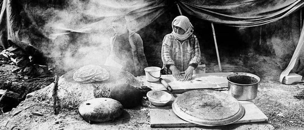 Die Fotografie "Brotbäckerin an der Landstraße" von Jacques Toffi.