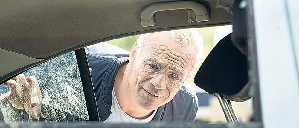 Resigniert und berufsmüde: Kommissar Max Ballauf (Klaus J. Behrendt) agiert ungewohnt ruppig in der „Tatort“-Folge „Mitgehangen“.