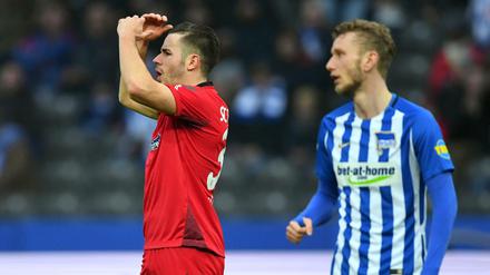 Olympiastadion Berlin: Freiburgs Günter (l) ärgert sich neben Herthas Lustenberger über eine vergebene Chance.