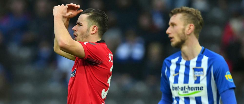 Olympiastadion Berlin: Freiburgs Günter (l) ärgert sich neben Herthas Lustenberger über eine vergebene Chance.