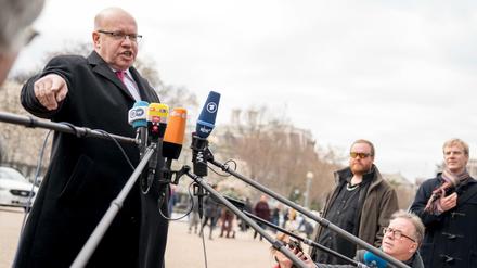 Peter Altmaier (l, CDU), Bundesminister für Wirtschaft und Energie, gibt am Montag eine Pressekonferenz vor dem Weißen Haus. 