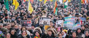 Hannover: Kurden und anderen Gruppen schwenken am Samstag bei einer Demonstration gegen die türkische Militäroffensive in Nordsyrien auf dem Opernplatz Fahnen und Banner.