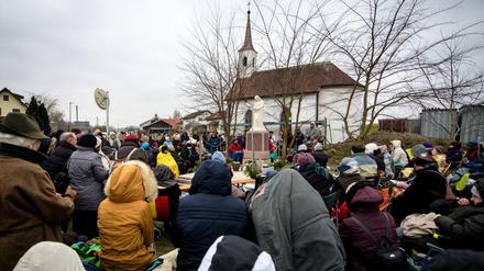 Bayern, Unterflossing: Menschen warten auf eine angebliche Erscheinung der Heiligen Maria vor der St.-Laurentius-Kapelle.