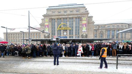Sachsen, Leipzig: Fahrgäste, darunter Besucher der Buchmesse, stehen dicht gedrängt an einer Haltestelle der Straßenbahn vor dem Leipziger Hauptbahnhof.