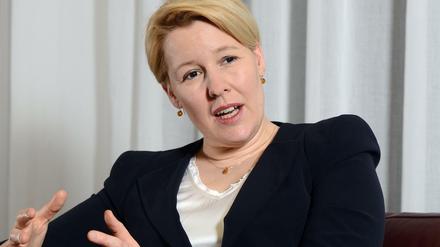 Franziska Giffey sitzt in einem Sessel.