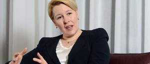 Franziska Giffey sitzt in einem Sessel.