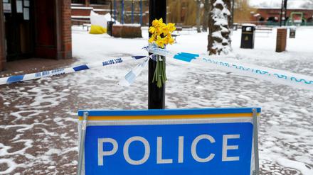 Blumen nahe der Parkbank in Salisbury, auf der Sergej Skripal und seine Tochter gefunden wurden. 