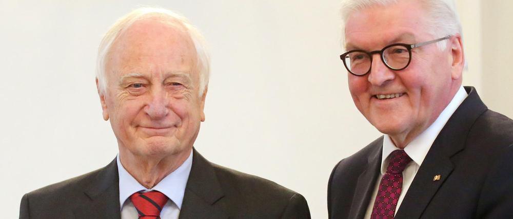 Bundespräsident Frank-Walter Steinmeier verleiht dem Historiker Heinrich August Winkler im Schloss Bellevue das Großen Verdienstkreuzes der Bundesrepublik Deutschland.