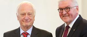 Bundespräsident Frank-Walter Steinmeier verleiht dem Historiker Heinrich August Winkler im Schloss Bellevue das Großen Verdienstkreuzes der Bundesrepublik Deutschland.