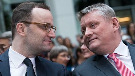 Der ehemalige Bundesgesundheitsminister Hermann Gröhe (r, CDU) und sein Nachfolger Jens Spahn (CDU). 