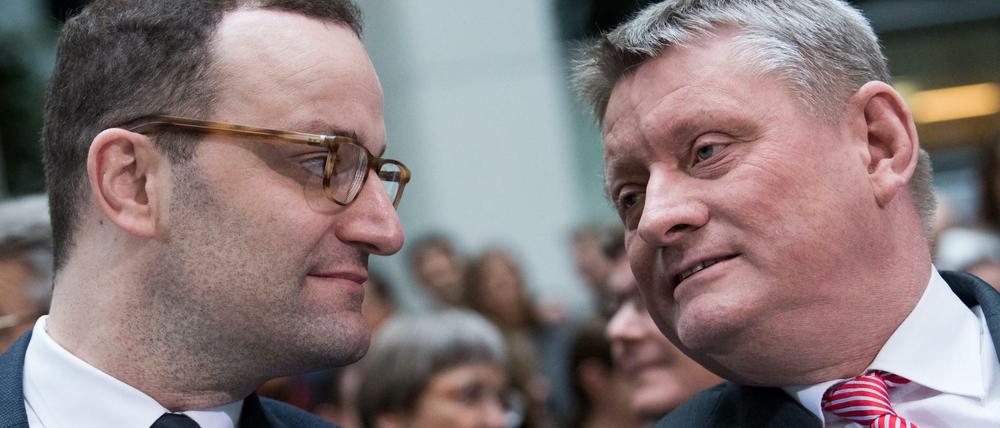 Der ehemalige Bundesgesundheitsminister Hermann Gröhe (r, CDU) und sein Nachfolger Jens Spahn (CDU). 