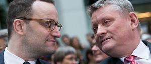Der ehemalige Bundesgesundheitsminister Hermann Gröhe (r, CDU) und sein Nachfolger Jens Spahn (CDU). 