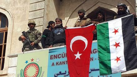 Eine türkische und eine FSA-Flagge im Stadtzentrum von Afrin.