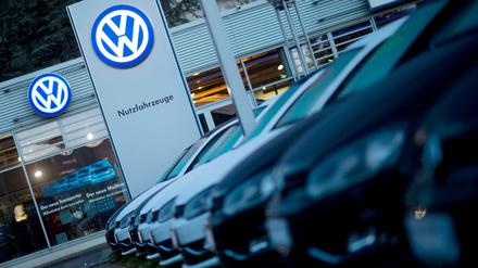 VW-Neuwagen stehen an einem Volkswagen Autohaus. 