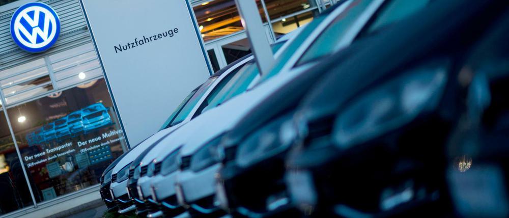 VW-Neuwagen stehen an einem Volkswagen Autohaus. 