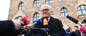 Bundespräsident Frank-Walter Steinmeier gibt vor dem Hambacher Schloss auf einer Treppe eine Statement ab.