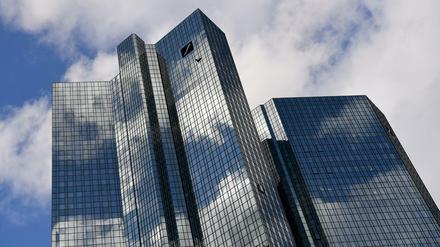 Die Deutsche Bank korrigiert ihren Verlust nach oben.