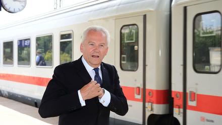 Der damalige Vorstandsvorsitzende der Deutschen Bahn AG, Rüdiger Grube, im August 2015 am Hauptbahnhof in Magdeburg.
