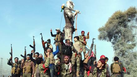 Siegerpose. Kämpfer der Freien Syrischen Armee sind mit türkischen Soldaten in die Stadt Afrin eingedrungen.