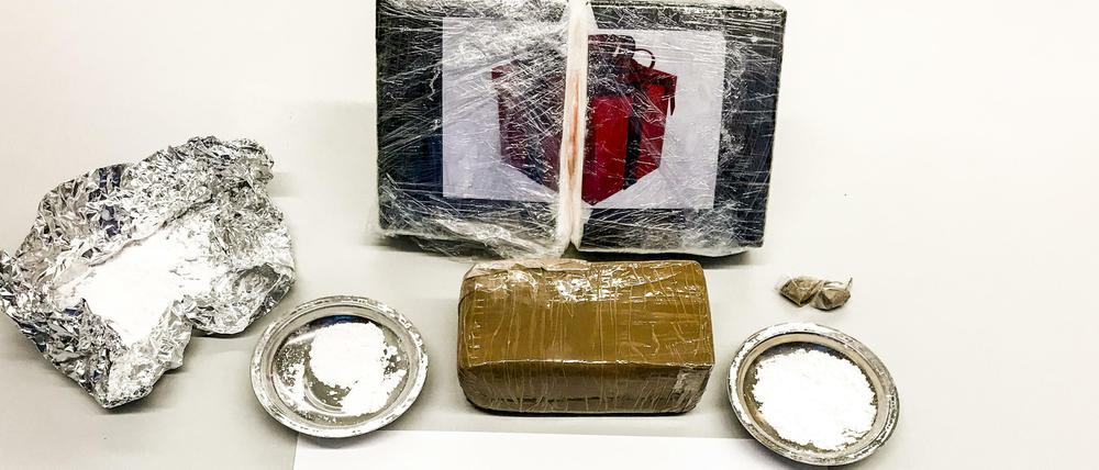 Zollfahnder und Berliner LKA-Ermittler präsentierten den Drogenfund.