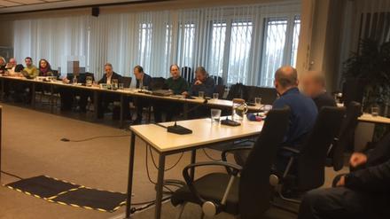 Am Freitag wurde in der JVA Moabit Mohamad Ali D. (vorne links) als Zeuge vom Amri-Untersuchungsausschuss vernommen.