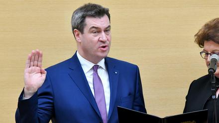 Markus Söder (CSU), wird während der Sondersitzung des bayerischen Landtags von der Landtagspräsidentin Barbara Stamm (CSU) auf das Amt des bayerischen Ministerpräsidenten vereidigt. 