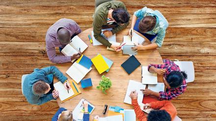 Alle an einem Tisch? Wohl noch zu selten. Am Arbeitsplatz fühlen sich Angehörige ethnischer Minderheiten am meisten diskriminiert.