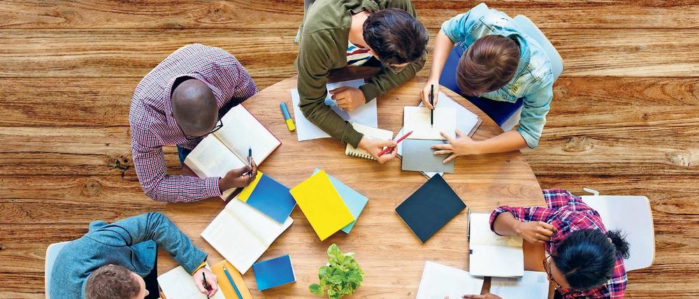 Alle an einem Tisch? Wohl noch zu selten. Am Arbeitsplatz fühlen sich Angehörige ethnischer Minderheiten am meisten diskriminiert.