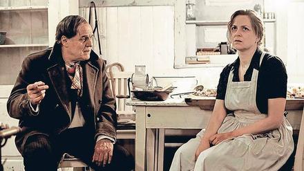 Josef Bierbichler als Gastwirt Pankraz mit Martina Gedeck als seine Frau Theres.